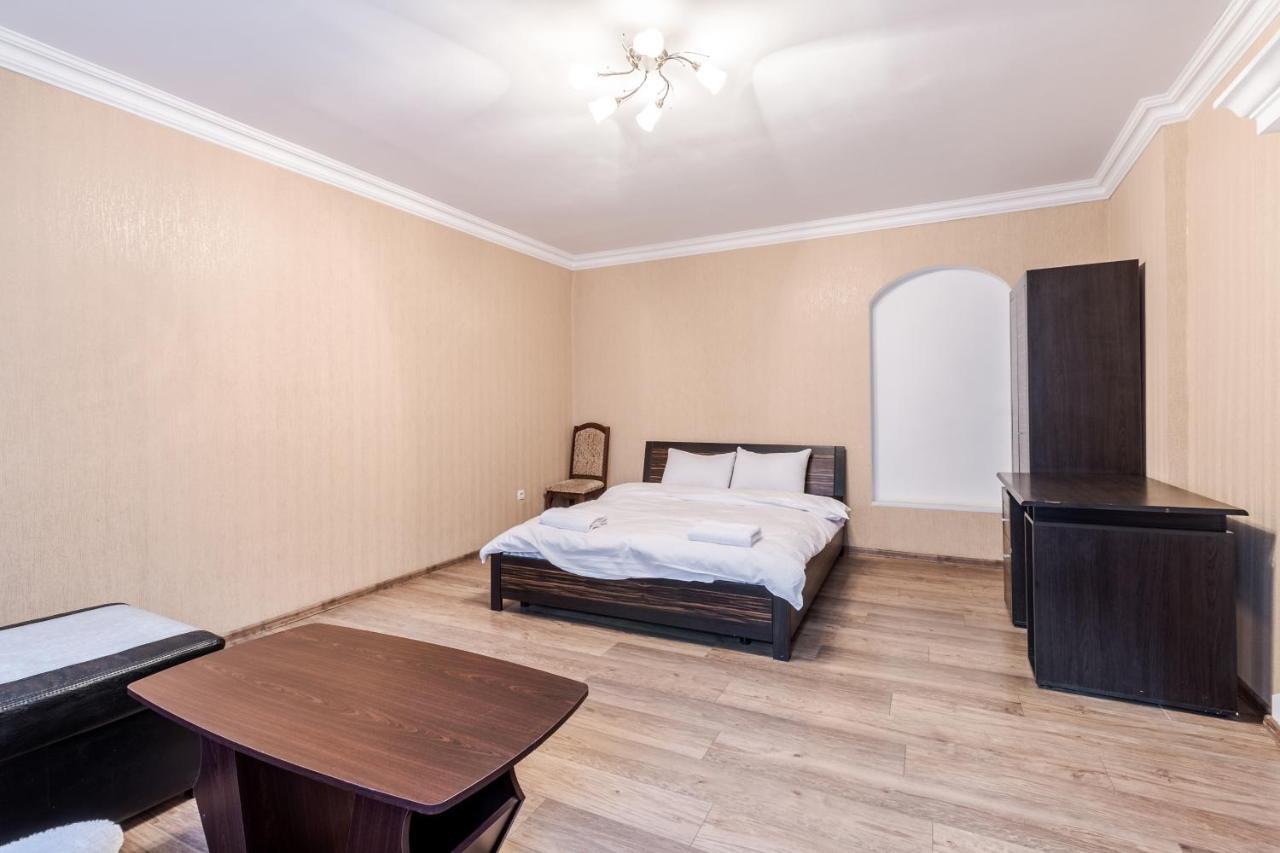 New Ruska Apartment Lviv Eksteriør billede